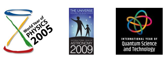 Logotipos oficiais de alguns Anos Internacionais proclamados pelas Nações Unidas: Física (2005), Astronomia (2009) e Ciência e Tecnologia Quântica (2025) (UNESCO/IAU/Physics World)