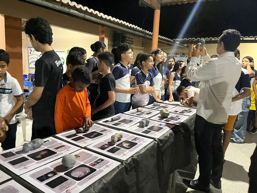 Exposição de Modelos de Asteroides em uma escola pública - Créditos: APA