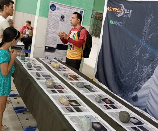 Marcelo Zurita, criador dos cartazes da exposição, fotografado em um dos eventos do Asteroid Day 2024 - Créditos: APA