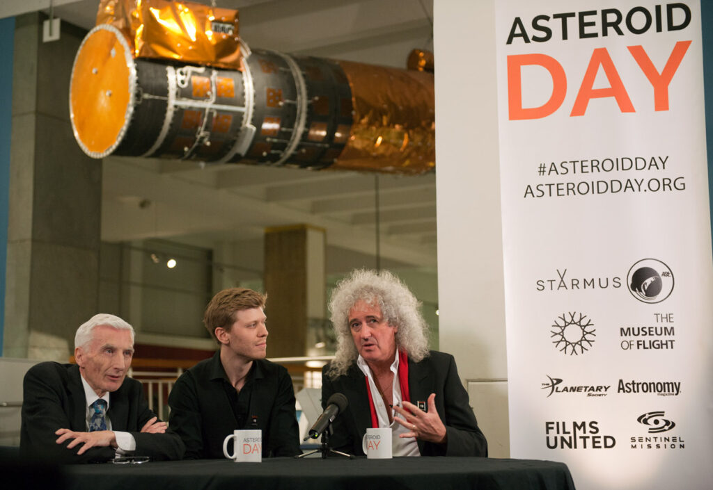 Lord Martin Rees, astrônomo real da Inglatera, director Grigorij Richters e Dr Brian May, astrofísico e guitarrista do Queen , participando de evento do Asteroid Day no Science Museum - Créditos: Max Alexander